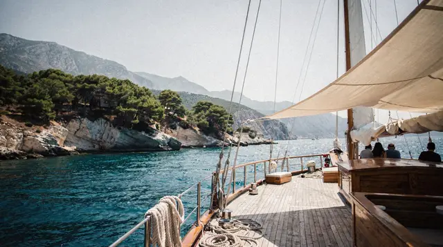 Side Boat Trips: Choosing the Right Cruise for Your Day