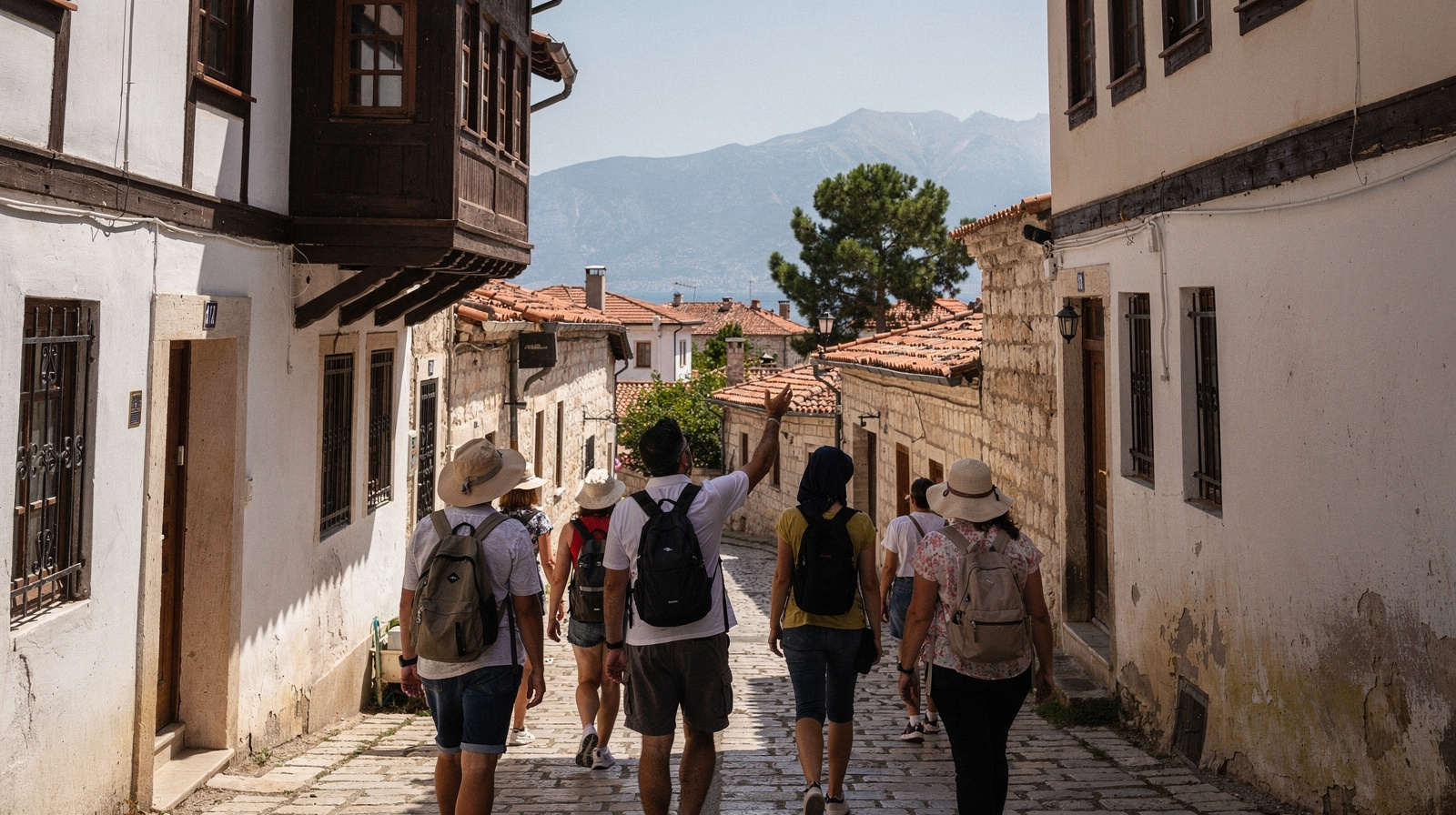 Side City Tours: Guided Walk or Small-Group Tour?